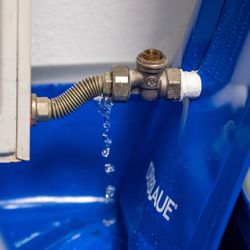 Der Blaue Einfachrosette für ein Rohr 22 mm, Flexibler Spritzschutz mit Biegemetallelem... DERBLAUE-12004 0096772877834 (Abb. 1)