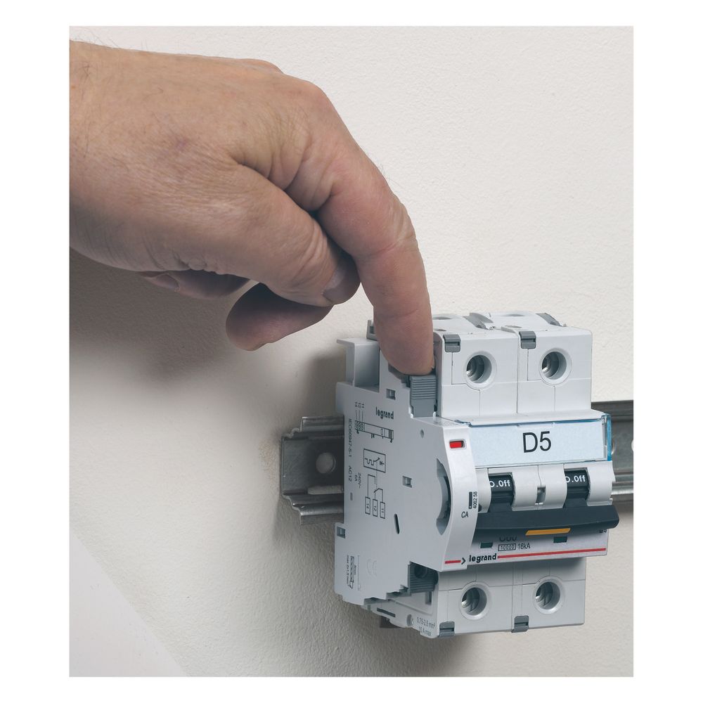 Legrand Hilfsschalter DX3, 1 Wechsler, 6A, 240V, 0,5TE, 84,5x8,8x77,7mm, 406258... LEGRAND-406258 3245064062589 (Abb. 3)