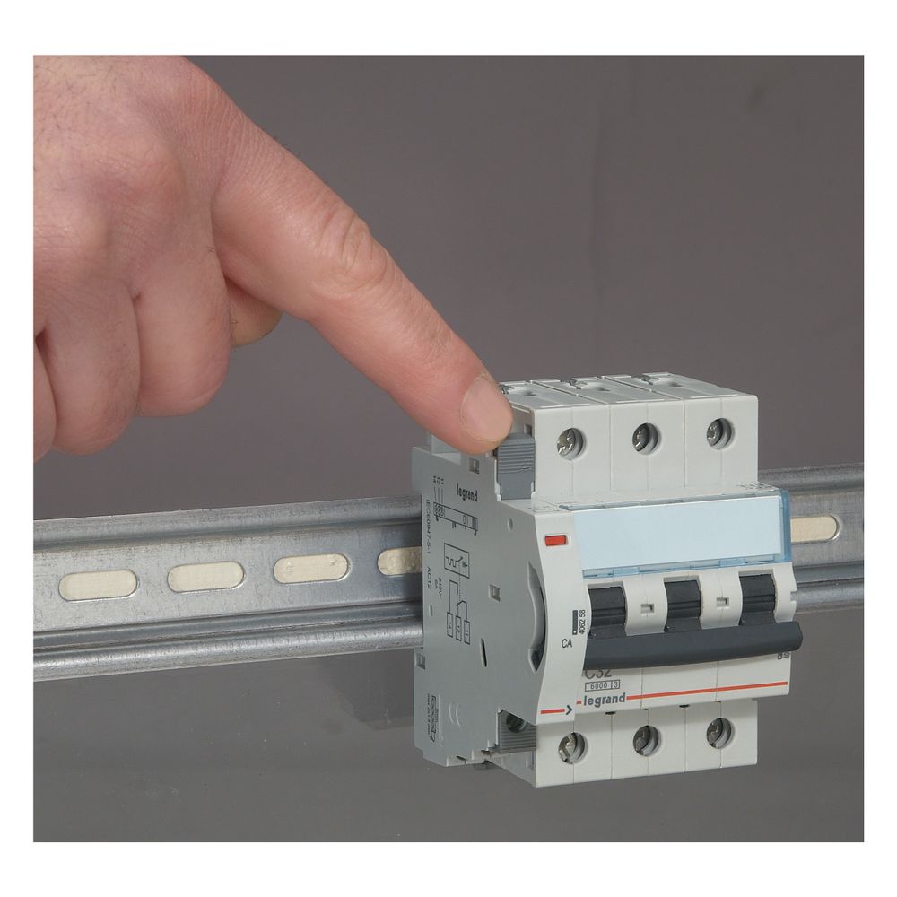 Legrand Hilfsschalter DX3, 1 Wechsler, 6A, 240V, 0,5TE, 84,5x8,8x77,7mm, 406258... LEGRAND-406258 3245064062589 (Abb. 6)