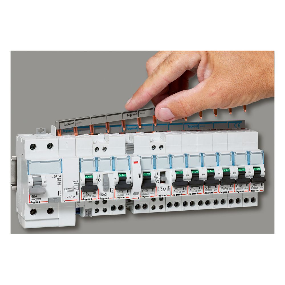 Legrand Hilfsschalter DX3, 1 Wechsler, 6A, 240V, 0,5TE, 84,5x8,8x77,7mm, 406258... LEGRAND-406258 3245064062589 (Abb. 10)