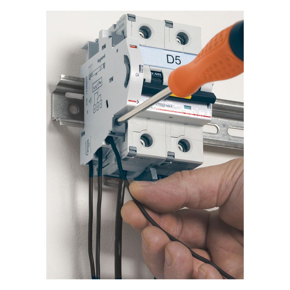 Legrand Hilfsschalter DX3, 1 Wechsler, 6A, 240V, 0,5TE, 84,5x8,8x77,7mm, 406258... LEGRAND-406258 3245064062589 (Abb. 12)