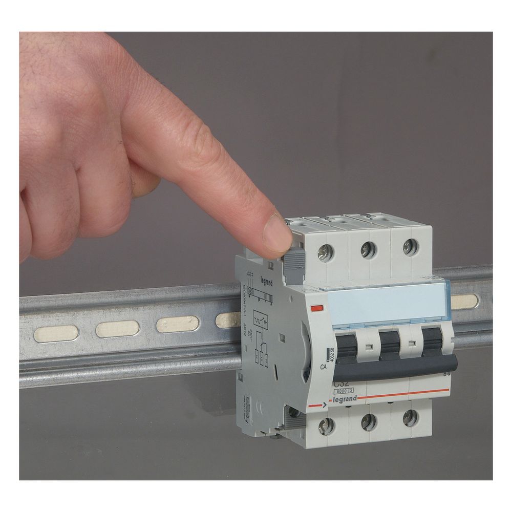 Legrand Hilfsschalter DX3, 1 Wechsler, 6A, 240V, 0,5TE, 84,5x8,8x77,7mm, 406258... LEGRAND-406258 3245064062589 (Abb. 14)