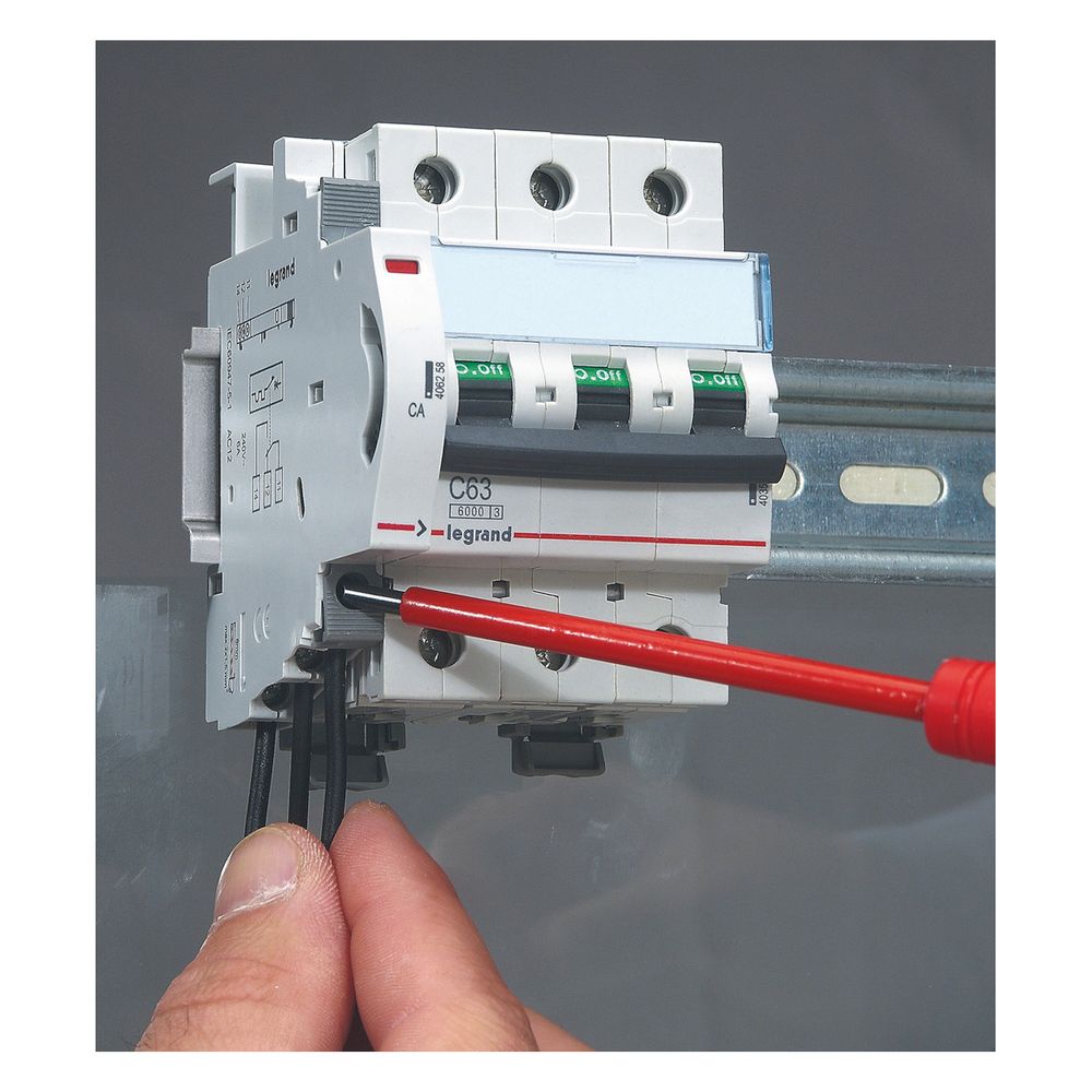 Legrand Hilfsschalter DX3, 1 Wechsler, 6A, 240V, 0,5TE, 84,5x8,8x77,7mm, 406258... LEGRAND-406258 3245064062589 (Abb. 15)