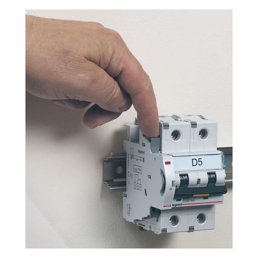 Legrand Hilfsschalter DX3, 1 Wechsler, 6A, 240V, 0,5TE, 84,5x8,8x77,7mm, 406258... LEGRAND-406258 3245064062589 (Abb. 11)