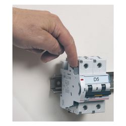 Legrand Hilfsschalter DX3, 1 Wechsler, 6A, 240V, 0,5TE, 84,5x8,8x77,7mm, 406258... LEGRAND-406258 3245064062589 (Abb. 1)