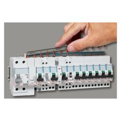 Legrand Hilfsschalter DX3, 1 Wechsler, 6A, 240V, 0,5TE, 84,5x8,8x77,7mm, 406258... LEGRAND-406258 3245064062589 (Abb. 1)