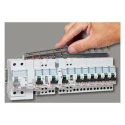 Legrand Hilfsschalter DX3, 1 Wechsler, 6A, 240V, 0,5TE, 84,5x8,8x77,7mm, 406258... LEGRAND-406258 3245064062589 (Abb. 1)