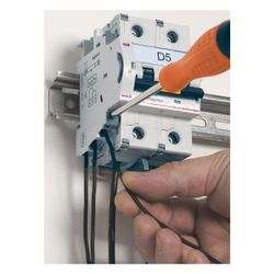 Legrand Hilfsschalter DX3, 1 Wechsler, 6A, 240V, 0,5TE, 84,5x8,8x77,7mm, 406258... LEGRAND-406258 3245064062589 (Abb. 1)