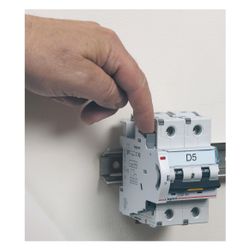 Legrand Hilfsschalter DX3, 1 Wechsler, 6A, 240V, 0,5TE, 84,5x8,8x77,7mm, 406258... LEGRAND-406258 3245064062589 (Abb. 1)