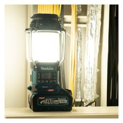 Makita Akku-Radio mit Laterne MR009GZ, 40V, 1.000 lx, 310 lm, 126x147x295mm... MAKITA-MR009G 0088381763455 (Abb. 1)