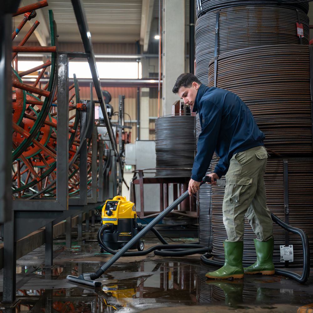 Rössle MACH I Industrie-Schlammsauger, 460x660x850mm m. Griffstange, Absaugleistung 8.000l/h, 0,9kW... ROESSLE-IND1000  (Abb. 2)